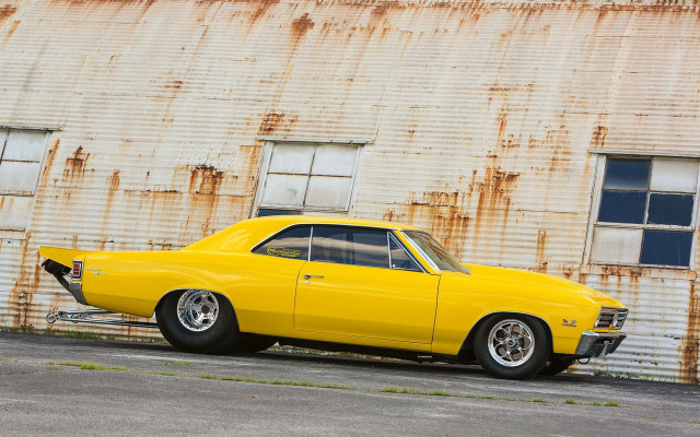 Yellow car rusty building open free wallpaper for desktop - medium preview image