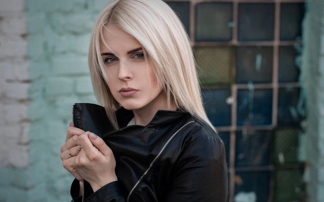 Blonde woman black purse serious free wallpaper for desktop - medium preview image