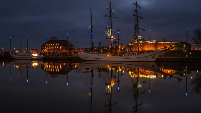 Harbor boat fullmoon night city free wallpaper for desktop - medium preview image