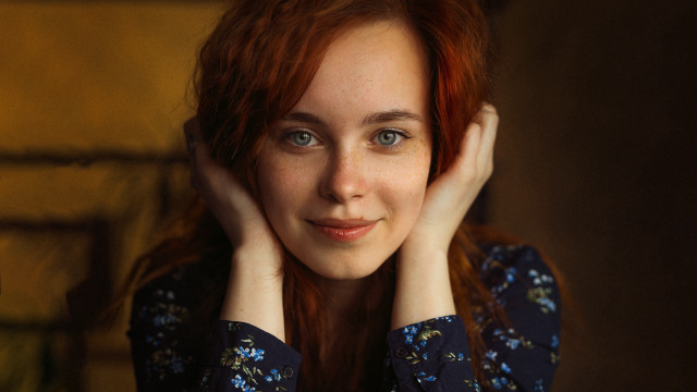 Redhair blueeyes posing smile portrait free wallpaper for desktop - medium preview image