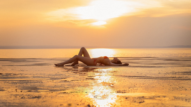 Beach sunset woman crossed legs free wallpaper for desktop - medium preview image