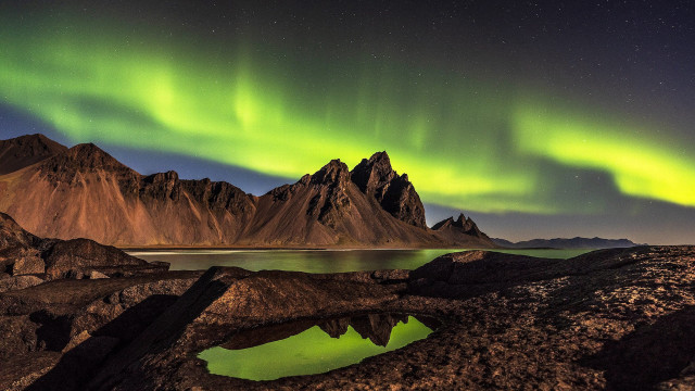 Aurora mountain lake reflection night free wallpaper for desktop - medium preview image