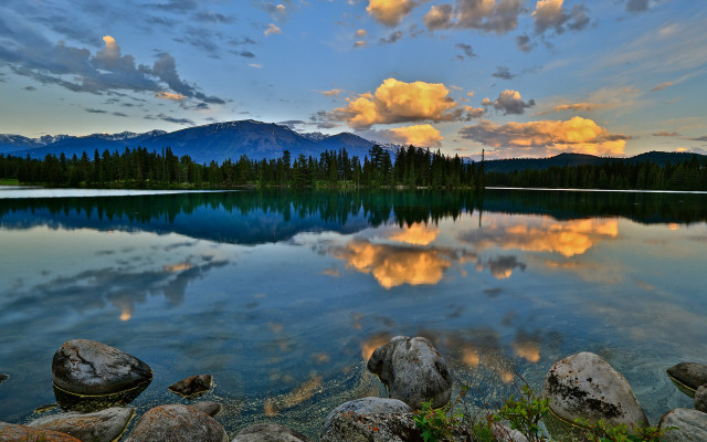 Lake mountain clouds rocks dusk free wallpaper for desktop - medium preview image