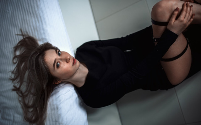 Woman bed crossed portrait elina free wallpaper for desktop - medium preview image