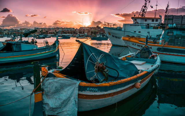 Harbor boats sunset city skyline free wallpaper for desktop - medium preview image