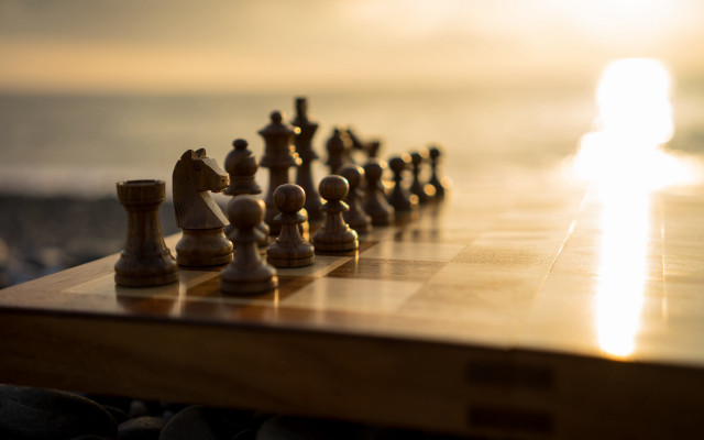Chess board sunshine people blurry free wallpaper for desktop - medium preview image