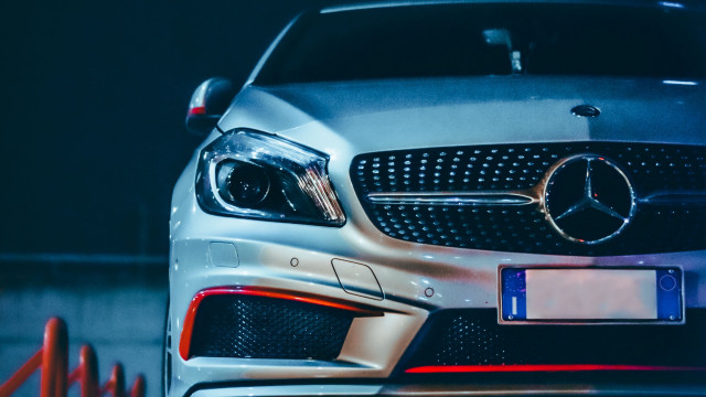 Mercedes benz garage hood tiltshift free wallpaper for desktop - medium preview image