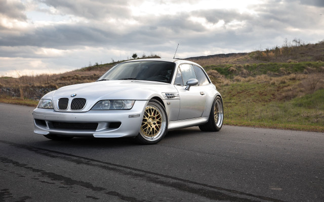 White car hillside 3d render free wallpaper for desktop - medium preview image