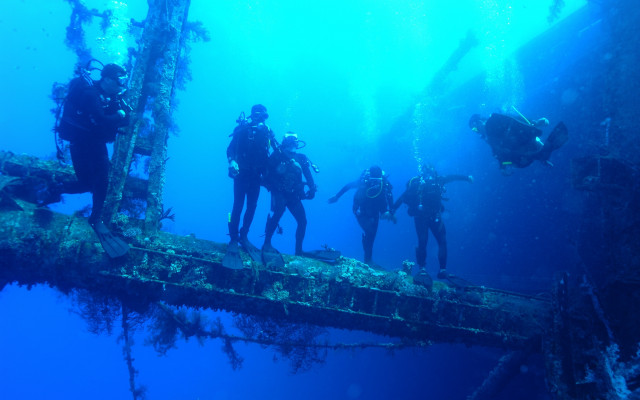 Scuba divers wooden bridge ocean free wallpaper for desktop - medium preview image