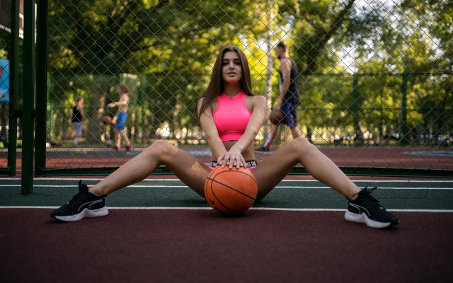 Athletic women basketball fence city free wallpaper for desktop - medium preview image