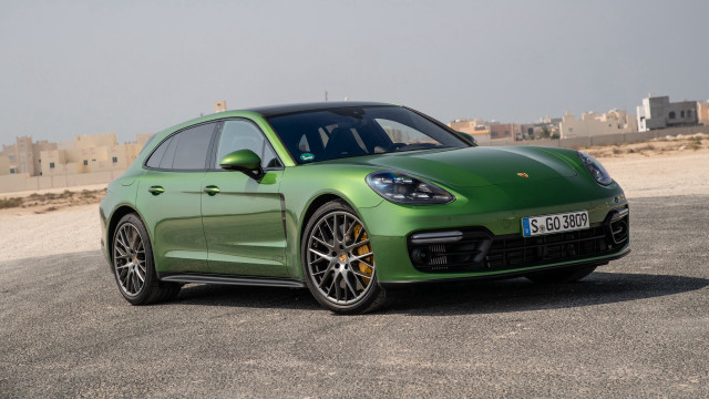 Green porsche panamera cityscape 3d free wallpaper for desktop - medium preview image