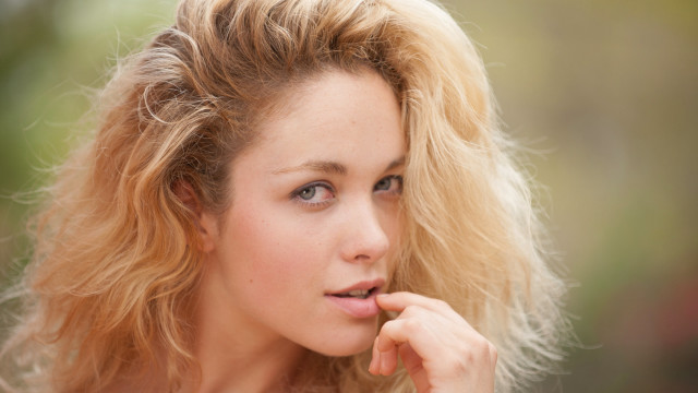 Blonde woman portrait fur mole free wallpaper for desktop - medium preview image