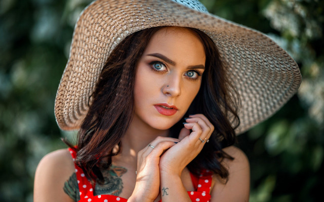 Woman hat reddress portrait blueeyes free wallpaper for desktop - medium preview image