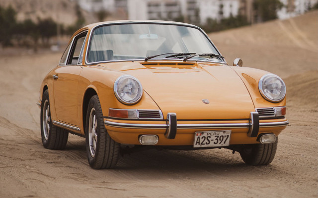 Yellow porsche dirt road building free wallpaper for desktop - medium preview image