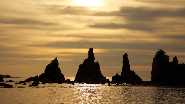 Rocks water sunset clouds mountain free wallpaper for desktop - medium preview image