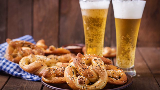 Pretzels beer glass table napkin free wallpaper for desktop - medium preview image
