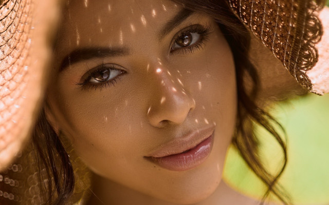 Woman hat freckled portrait american free wallpaper for desktop - medium preview image