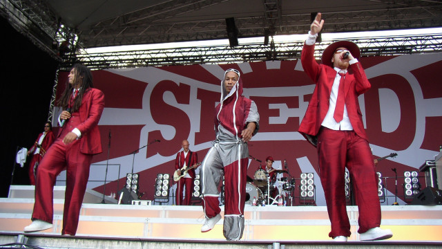 Men red suits stage seed free wallpaper for desktop - medium preview image