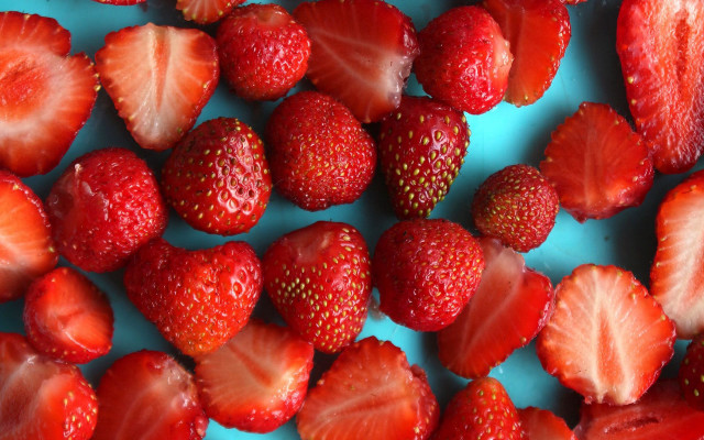 Strawberries blueplate whitebackground blueborder minimalist free wallpaper for desktop - medium preview image