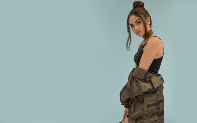 Camouflage dress suitcase pose blue free wallpaper for desktop - medium preview image