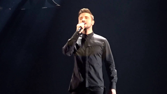 Man stage microphone singing performance free wallpaper for desktop - medium preview image