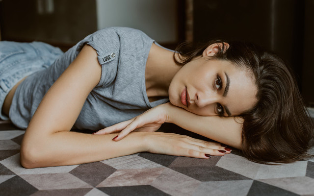 Woman lying bed argyle checkered free wallpaper for desktop - medium preview image