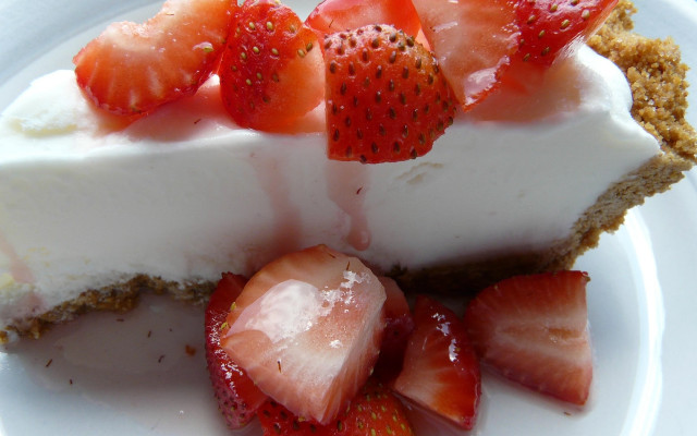 Heavenly cake strawberries plate cream free wallpaper for desktop - medium preview image