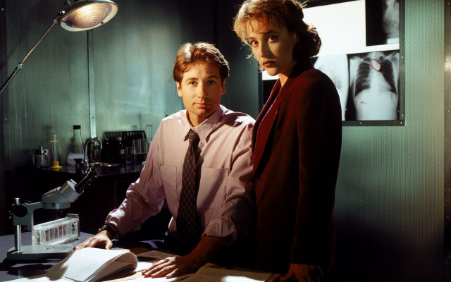 Man woman room desk lamp free wallpaper for desktop - medium preview image