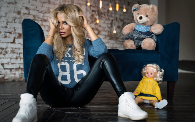 Woman teddy bear doll chair free wallpaper for desktop - medium preview image