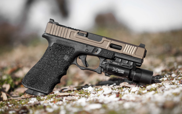 Gun flashlight blurry background daisy free wallpaper for desktop - medium preview image