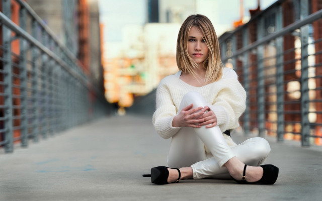 Woman sitting city background blurry free wallpaper for desktop - medium preview image