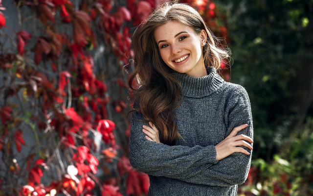 Eszter mattioni christmas portrait smile free wallpaper for desktop - medium preview image