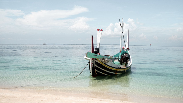 Beach boat people sky ocean free wallpaper for desktop - medium preview image