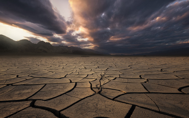 Desert mountains cloudy sky cracked free wallpaper for desktop - medium preview image
