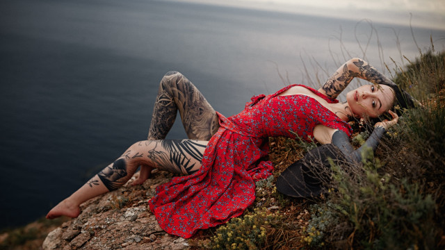 Tattooed woman cliff ocean barefoot free wallpaper for desktop - medium preview image