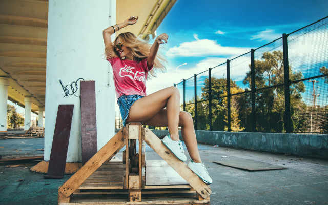 Woman red shirt blue shorts #3 free wallpaper for desktop - medium preview image