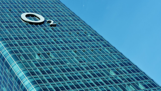 Skyscraper ferriswheel tennis fence honeycomb free wallpaper for desktop - medium preview image