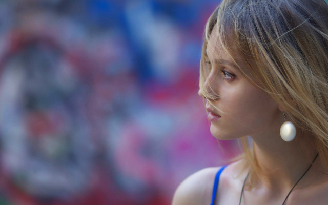 Woman necklace earring graffiti portrait free wallpaper for desktop - medium preview image