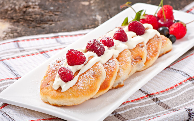 Berry cream pastry plate fork free wallpaper for desktop - medium preview image