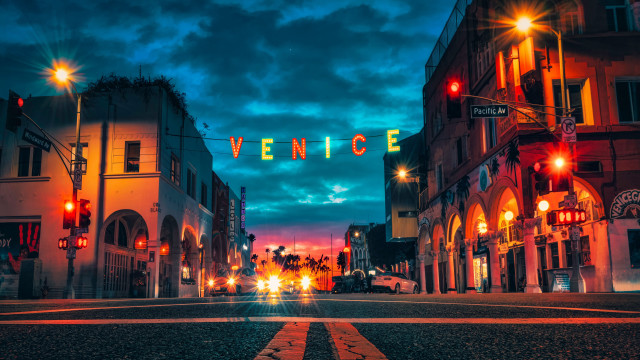 Venice street night traffic lights free wallpaper for desktop - medium preview image