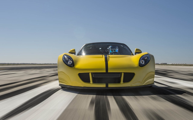 Yellow sports car track sky free wallpaper for desktop - medium preview image
