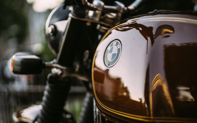 Motorcycle closeup numberplate tree background free wallpaper for desktop - medium preview image