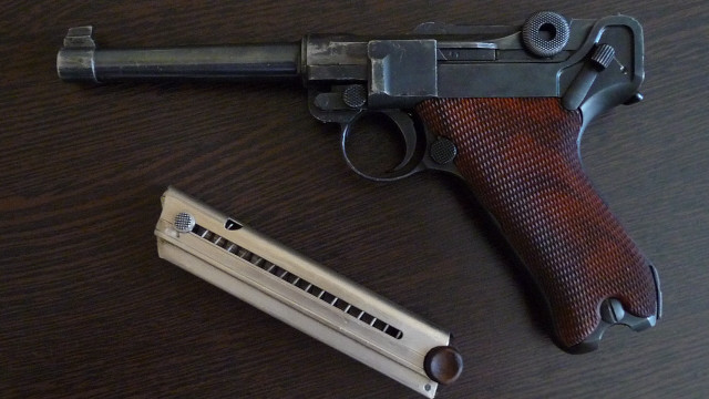 Gun smaller gun table diebunk free wallpaper for desktop - medium preview image