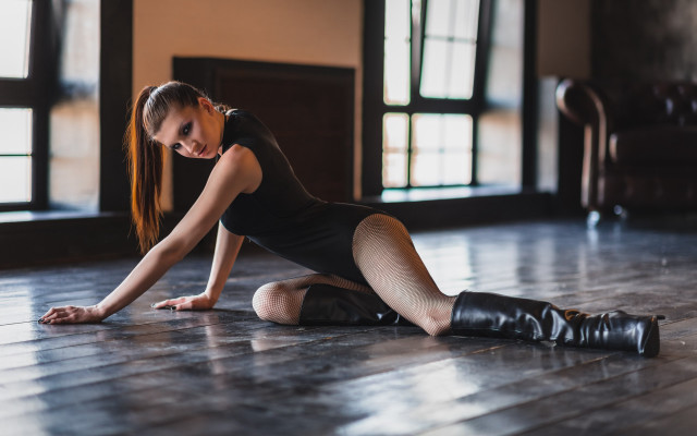 Woman blackdress boots pose portrait free wallpaper for desktop - medium preview image