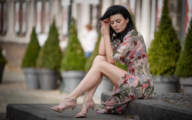 Woman sitting kimono blurry background free wallpaper for desktop - medium preview image