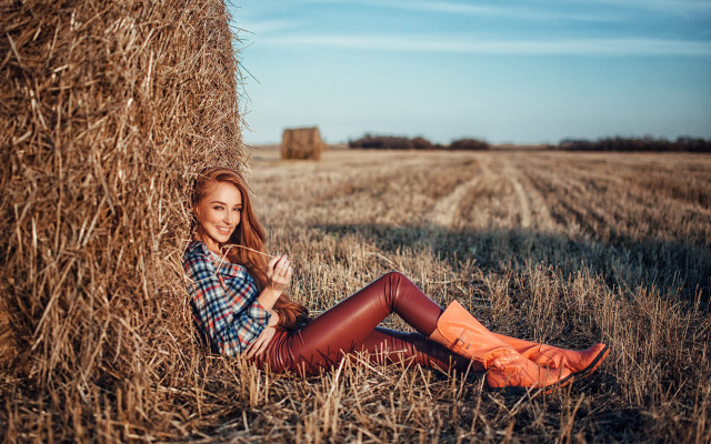 Woman field hay bale plaid free wallpaper for desktop - medium preview image
