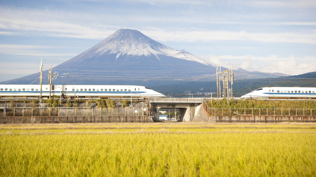 Train mountain countryside japan green free wallpaper for desktop - medium preview image