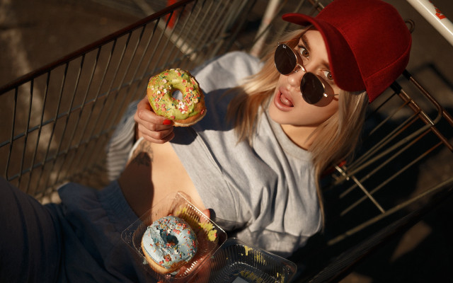 Woman sunglasses hat doughnut fashion free wallpaper for desktop - medium preview image