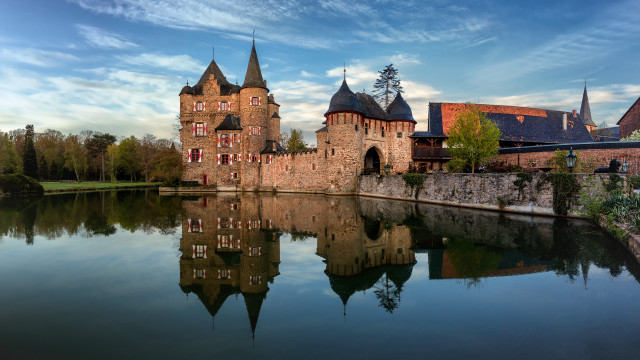 Castle bridge lake sky reflection free wallpaper for desktop - medium preview image
