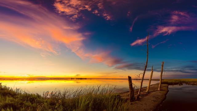 Sunset lake fence mystical colors free wallpaper for desktop - medium preview image